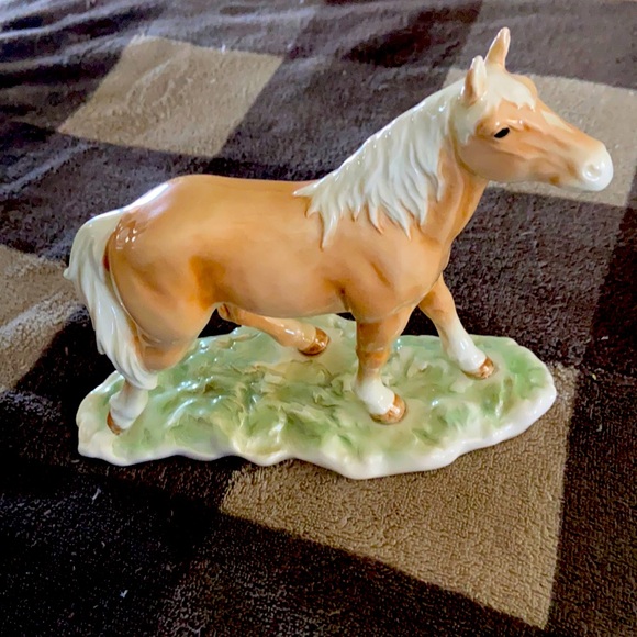 Goebel porcelain horse on grass - Picture 1 of 7